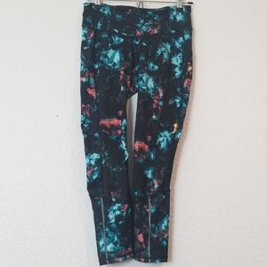 4/$20 Old Navy Active Go- Dry Patterned Leggings